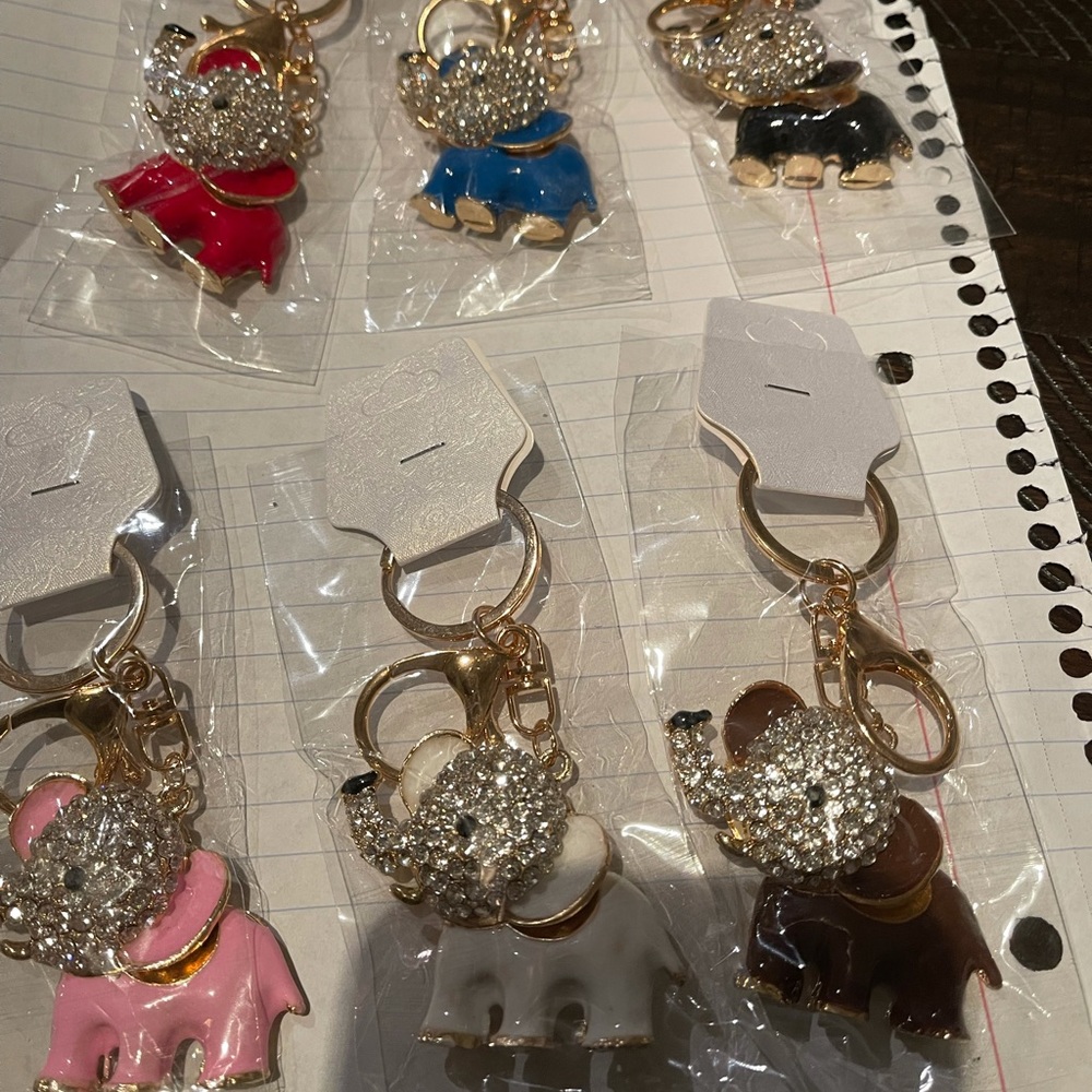 Éléphant keychains different colors